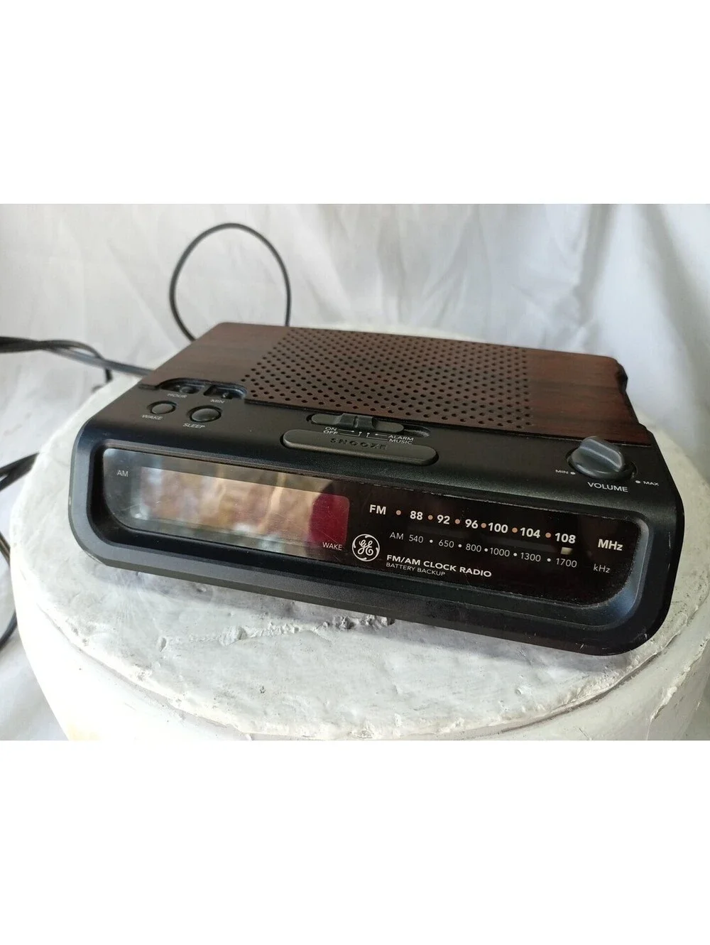 GE 7-4613 Vintage Digital Alarm Clock Radio AM/FM LED Wood Grain Retro Tested
